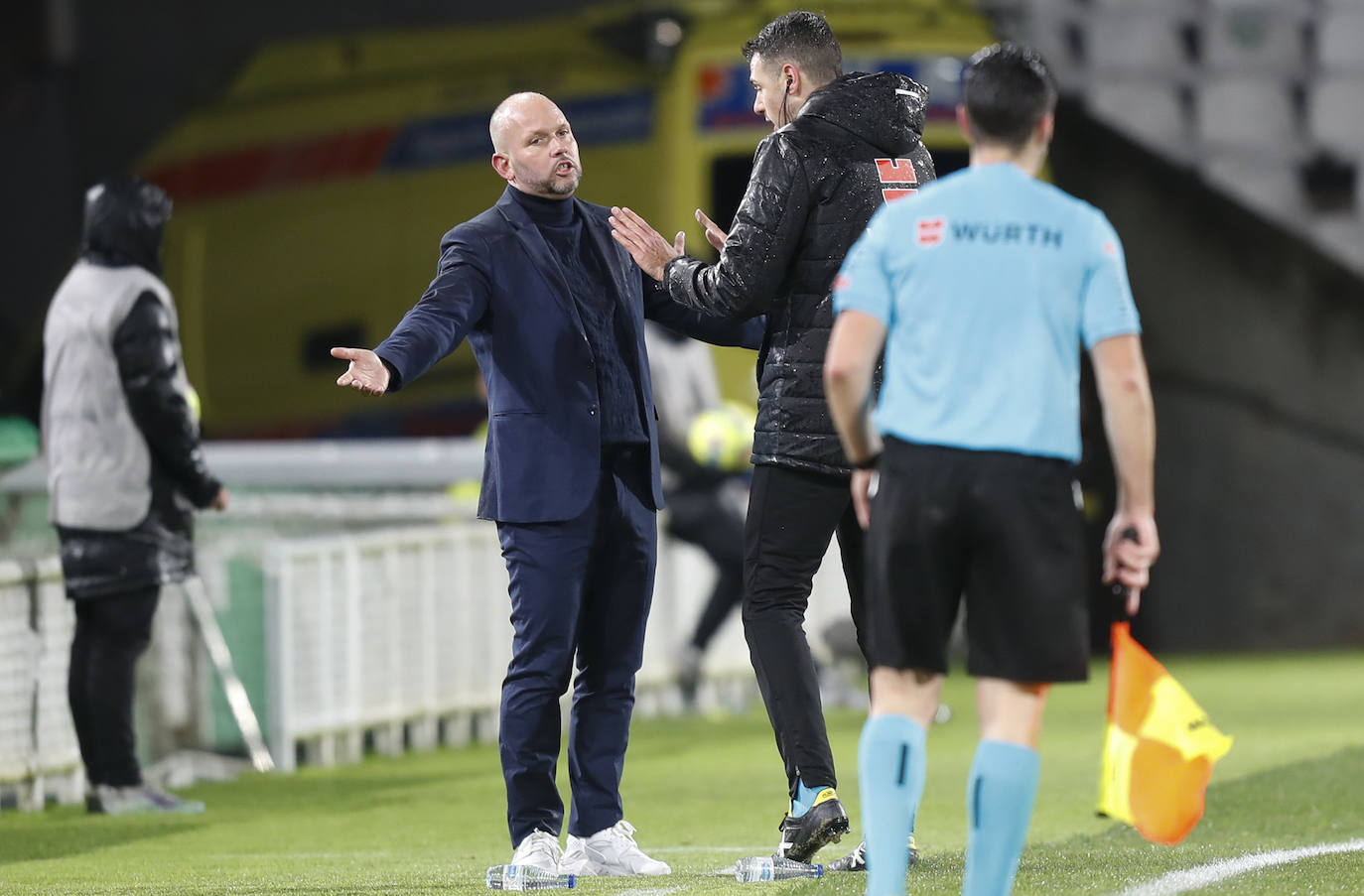 Un jugador verdiblanco trata de disparar a puerta ante el portero rival.