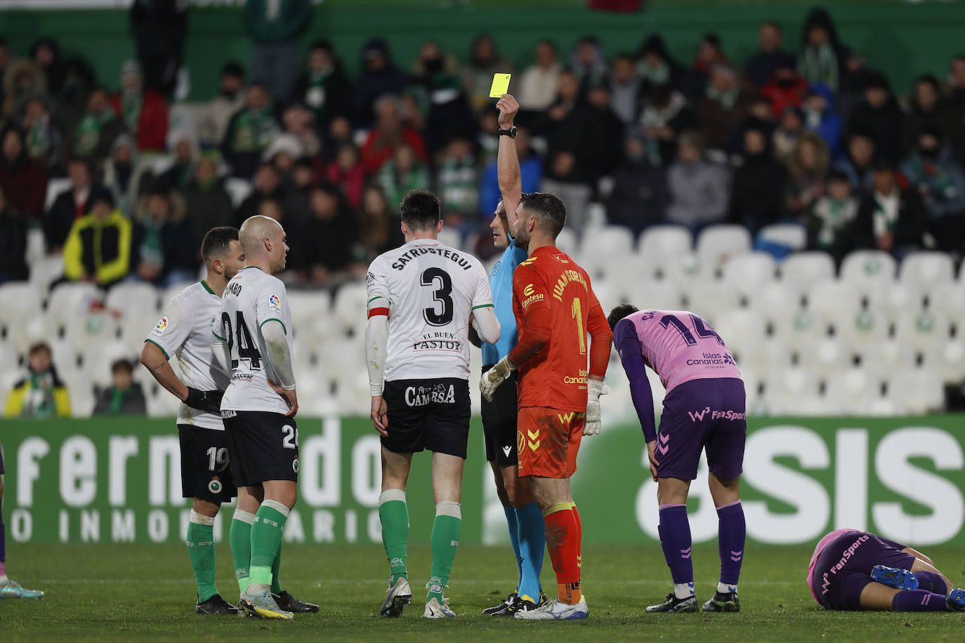 Un jugador verdiblanco trata de disparar a puerta ante el portero rival.