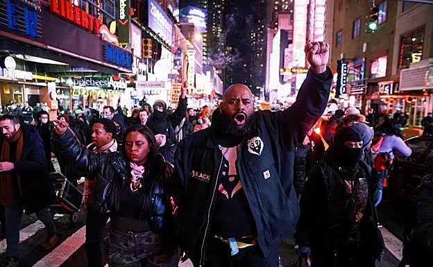 Imagen principal - Las protestas por la muerte de Tyre Nichols han llenado las calles de Estados Unidos.