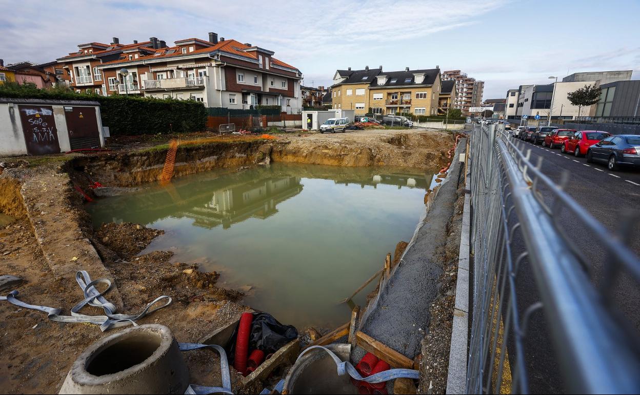 Parcela municipal donde se desarrollan las obras de la Tecnoteca, esta semana, tras la vuelta de los operarios de Ascán al terreno. 