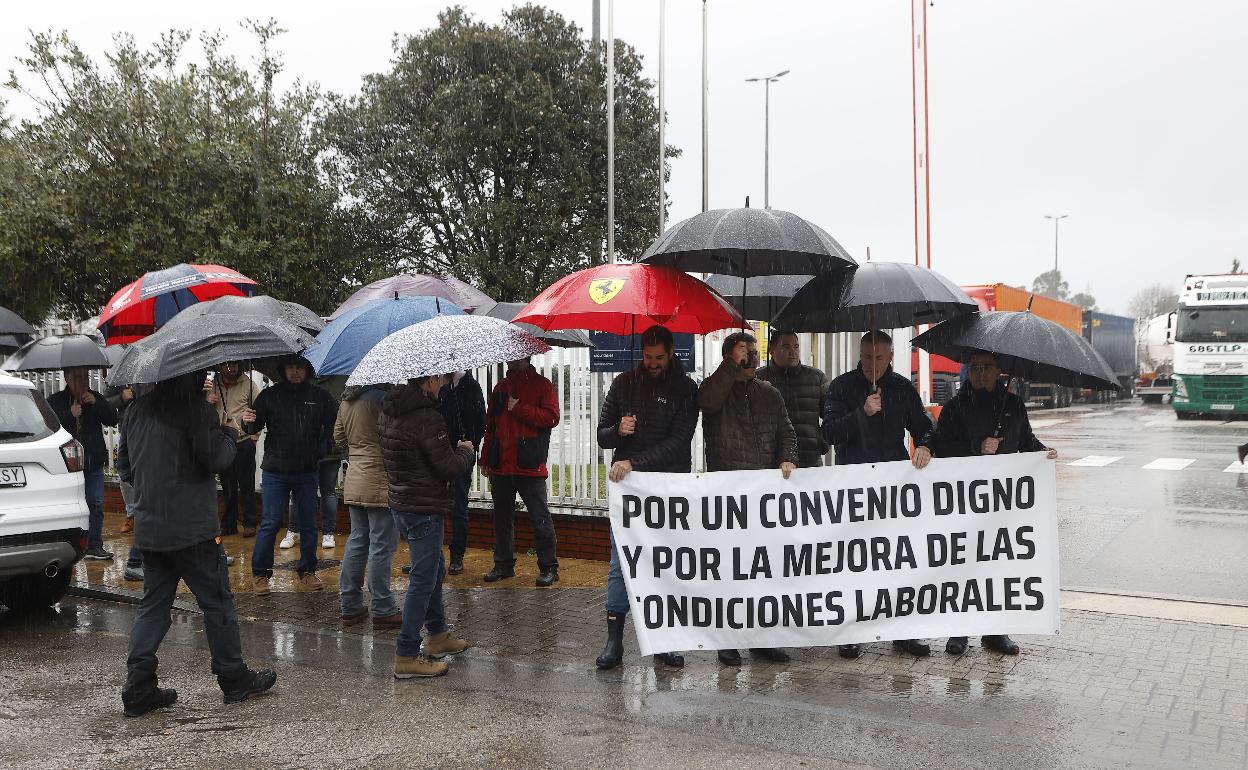 Trabajadores de Aspla concentrados la semana pasada frente a los accesos a la fábrica.