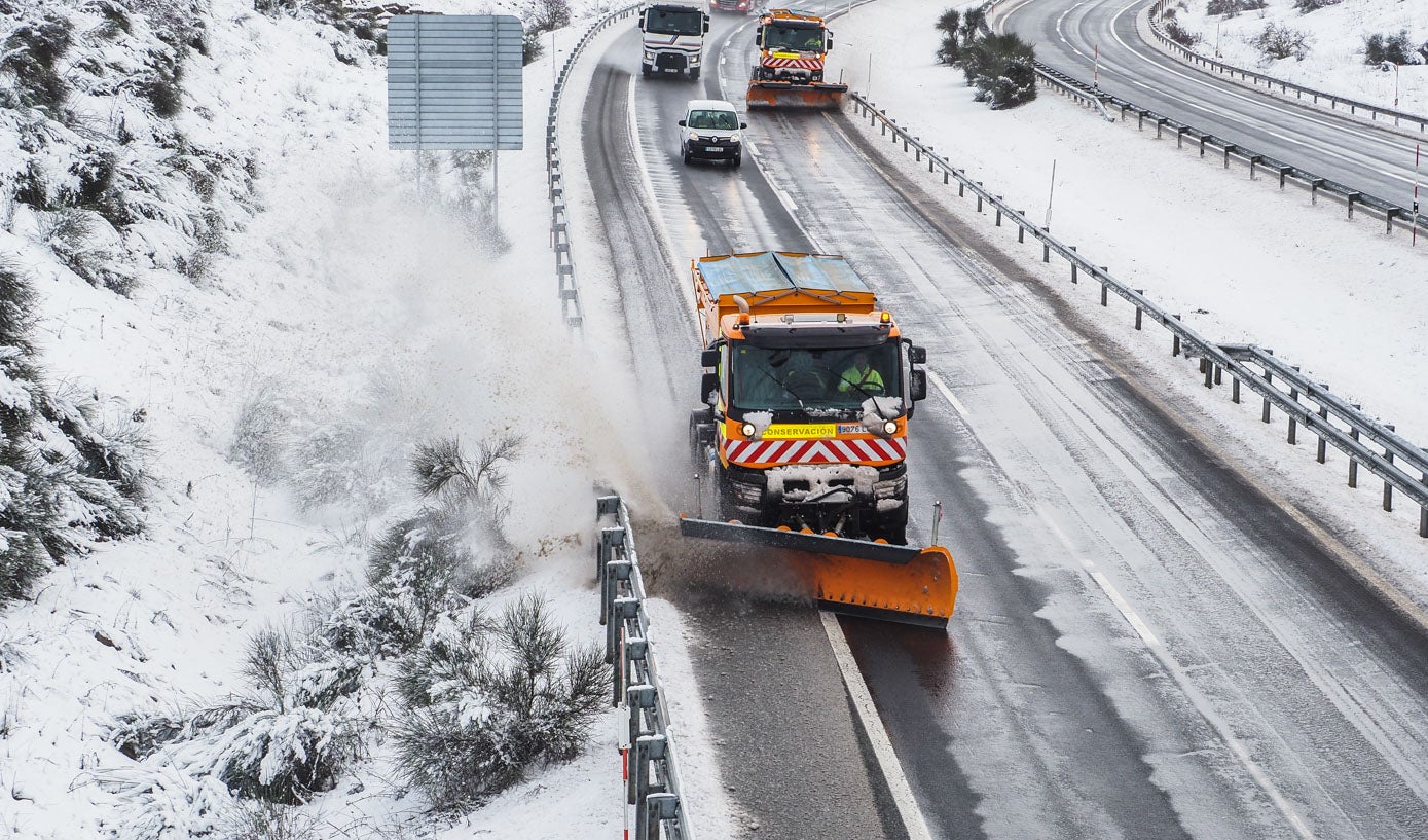 Fotos: La nieve vuelve a complicar el tráfico en la A-67