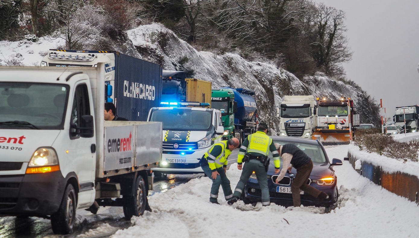 Fotos: La nieve vuelve a complicar el tráfico en la A-67