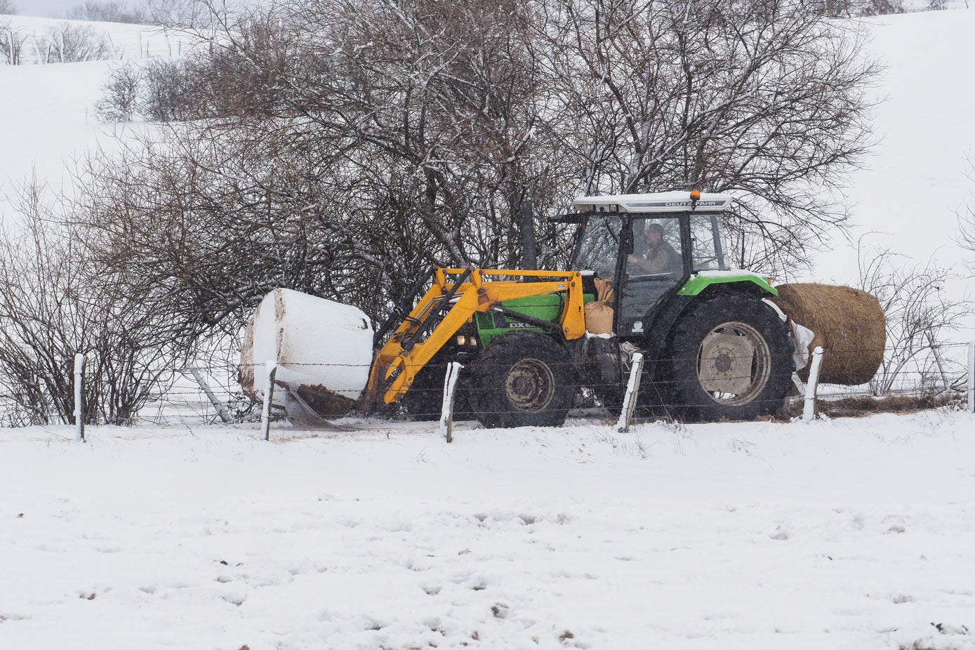 Fotos: La nieve vuelve a complicar el tráfico en la A-67