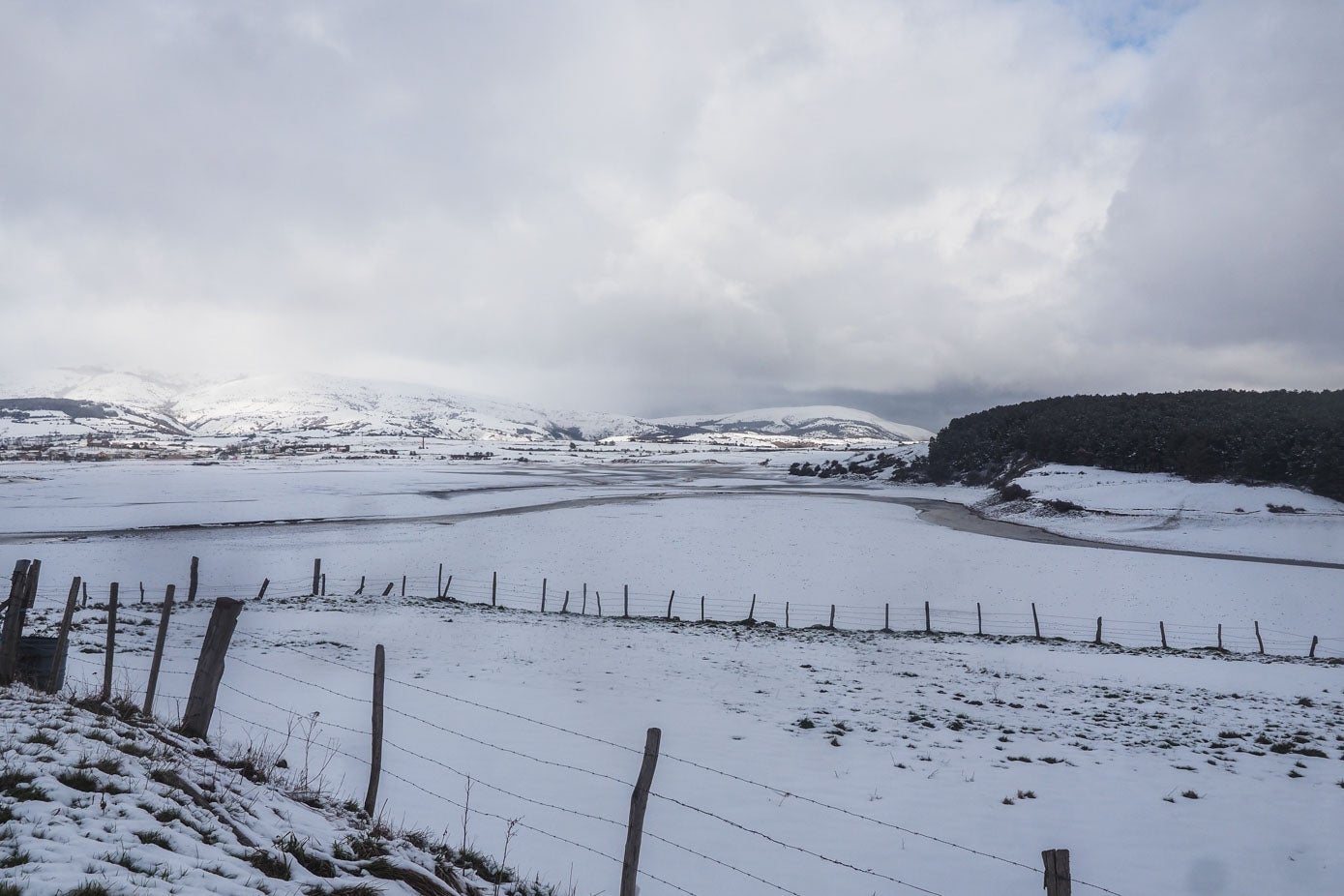 Fotos: La nieve vuelve a complicar el tráfico en la A-67