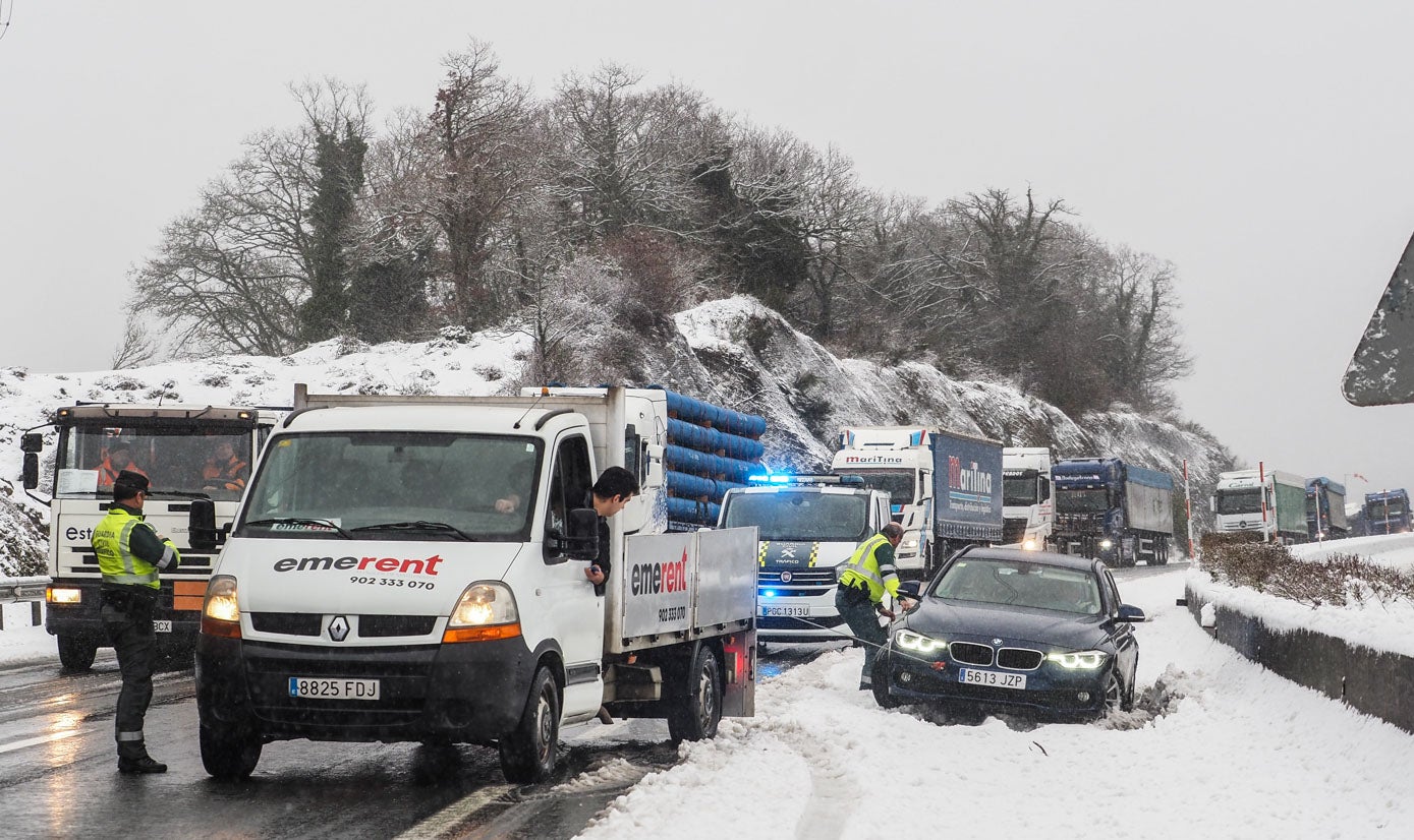 Fotos: La nieve vuelve a complicar el tráfico en la A-67