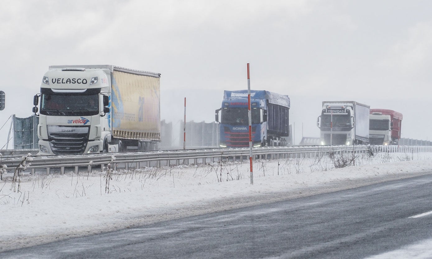 Fotos: La nieve vuelve a complicar el tráfico en la A-67