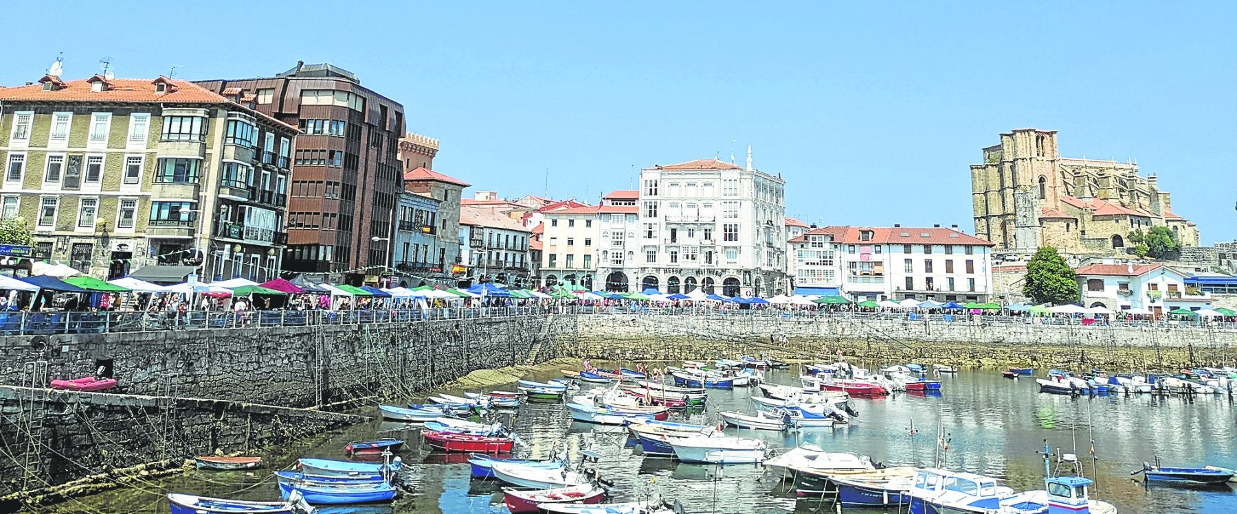 Panorámica del puerto y casco histórico de Castro Urdiales. 