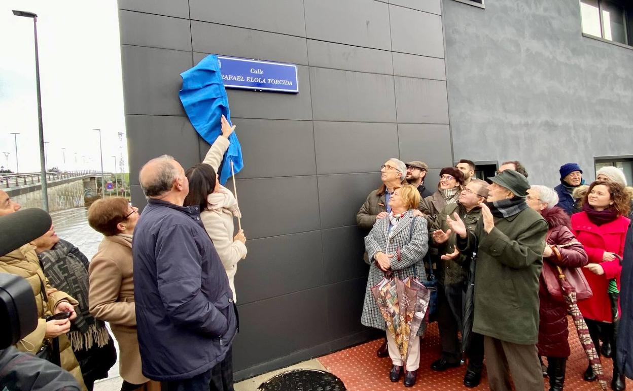 La alcaldesa Gema Igual descubre la placa de la nueva calle. 