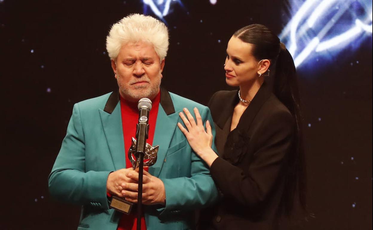 Pedro Almodóvar, emocionado al ver a su madre en un montaje en homenaje a sus películas, consolado por Milena Smit.