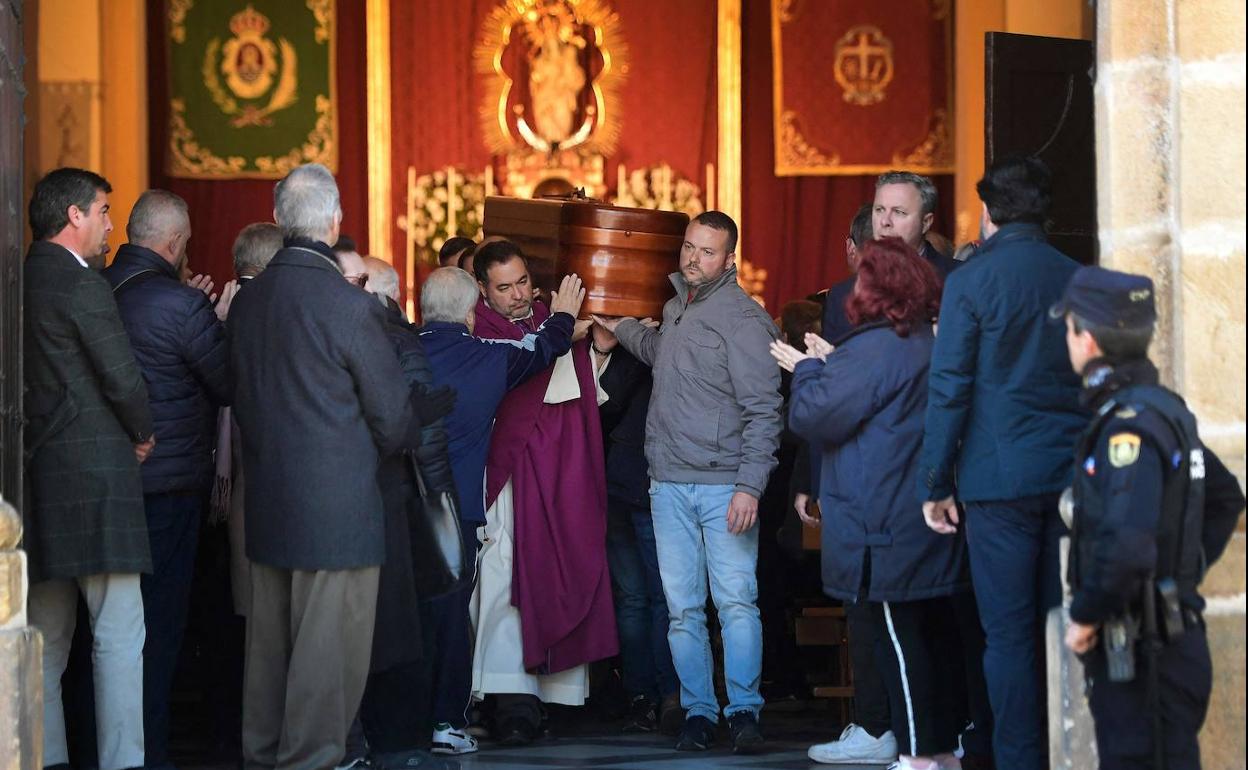 Misa fúnebre en la iglesia de La Palma por Diego Valencia, el sacristán asesinado este miércoles.