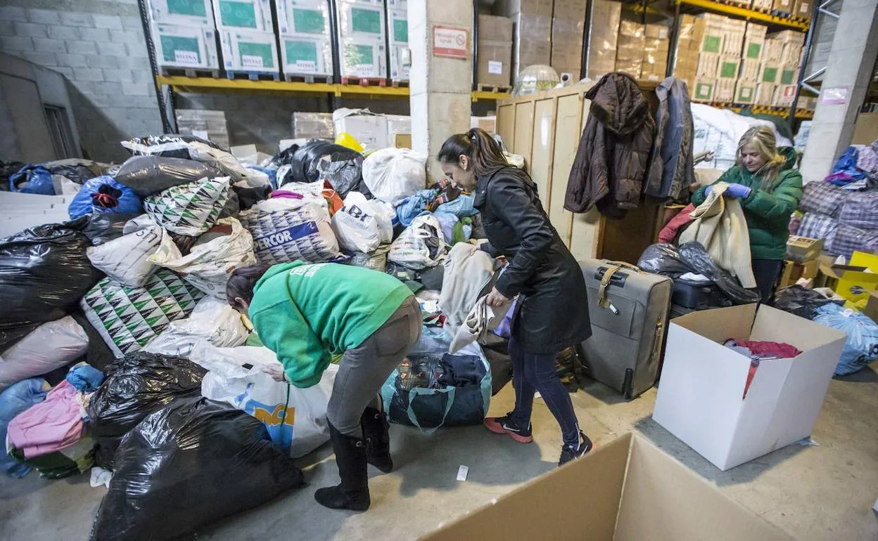 Torrelavega recoge más de ocho mil kilos de ropa usada en seis meses | El  Diario Montañés