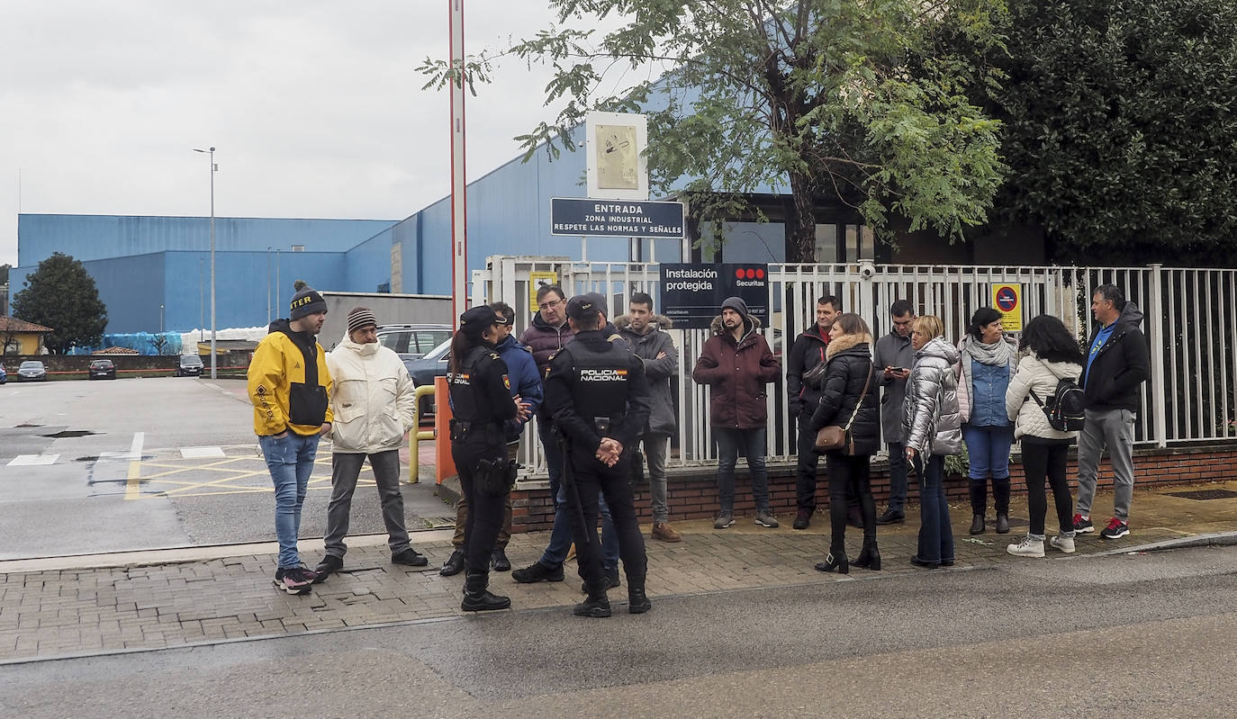 Fotos: Trabajadores de Aspla este domingo frente a la fábrica