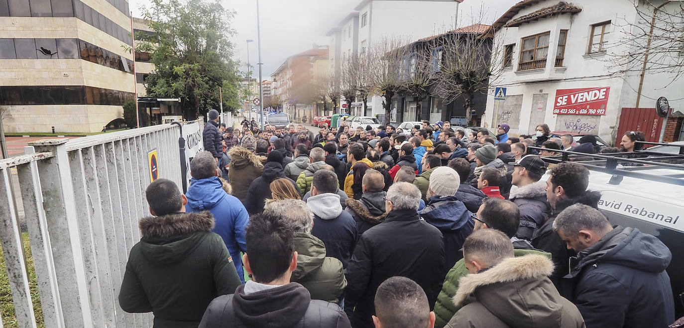 Fotos: Trabajadores de Aspla este domingo frente a la fábrica