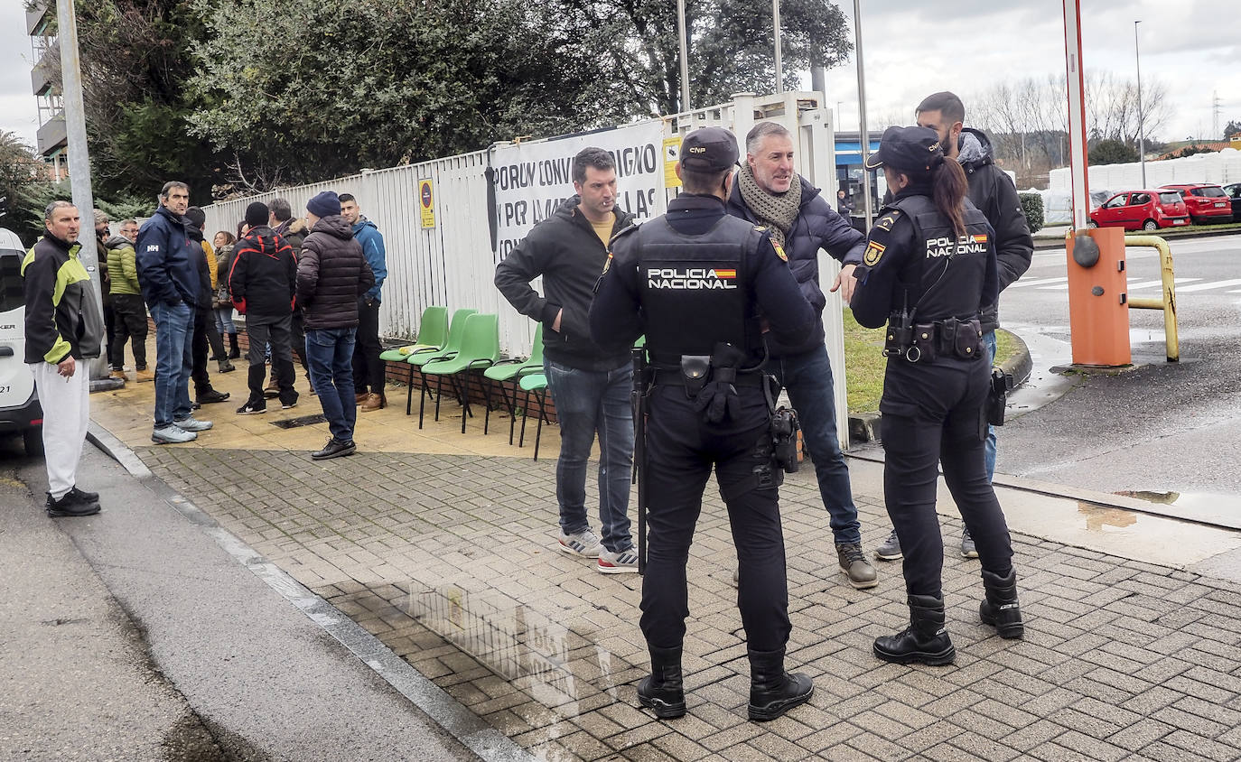 Fotos: Trabajadores de Aspla este domingo frente a la fábrica