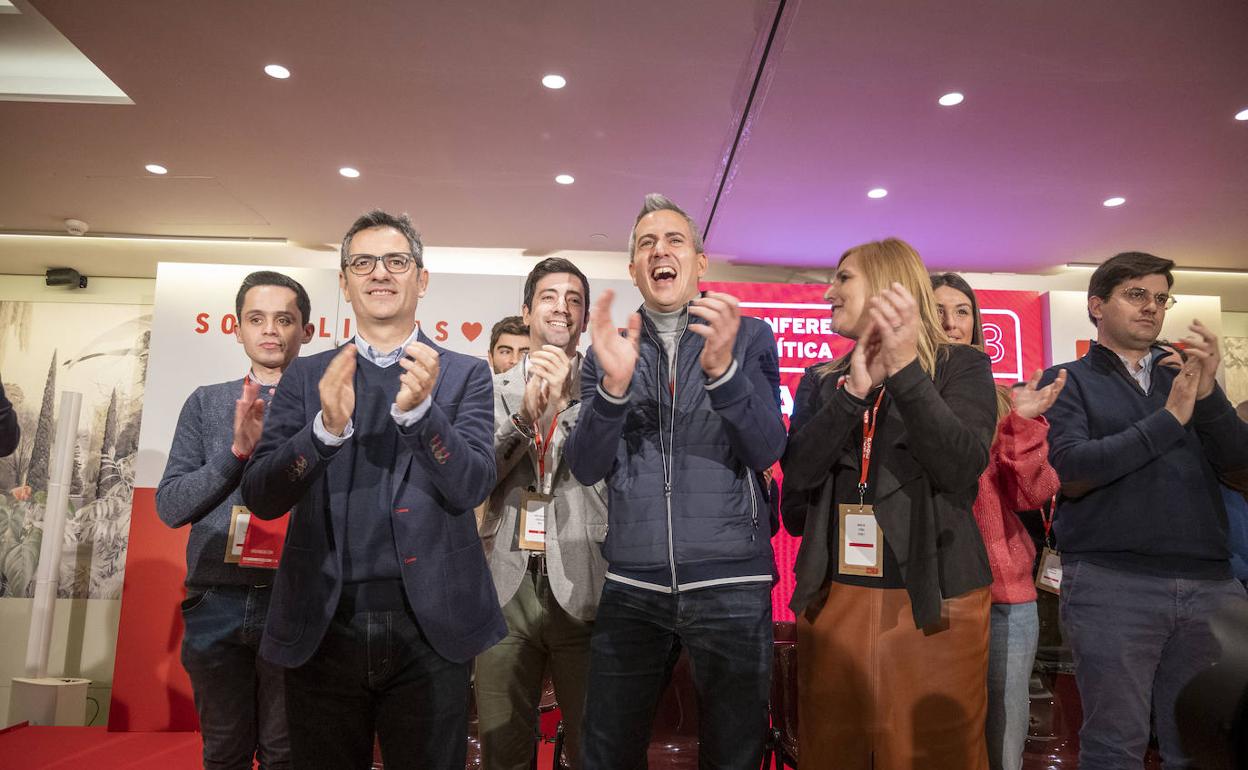 Félix Bolaños, Pablo Zuloaga y Noelia Cobo, aplauden en la clausura de la Conferencia Política del PSOE cántabro. 