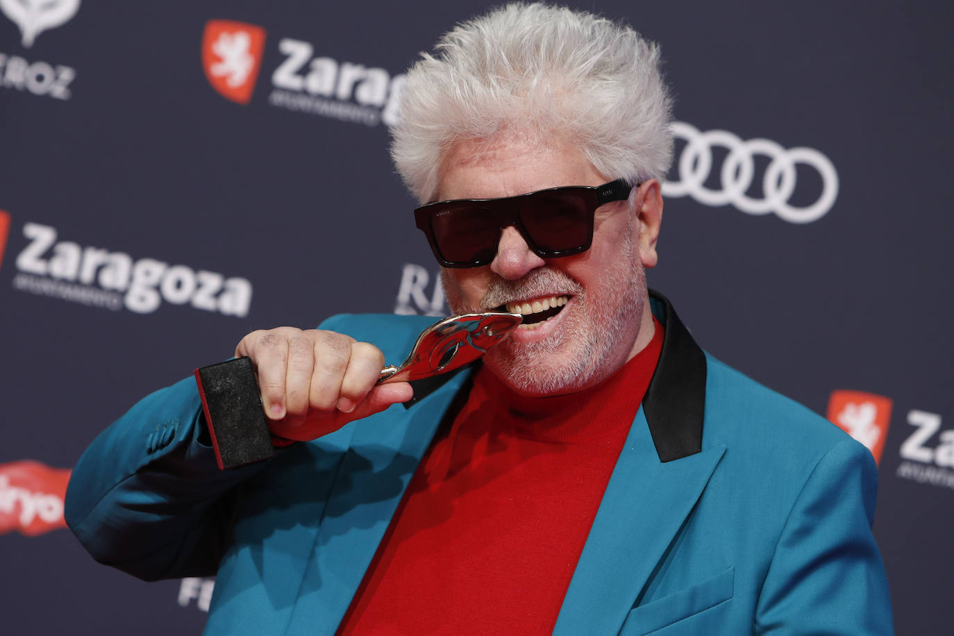 Pedro Almodóvar muerde el premio Feroz que reconoce toda su trayectoria.