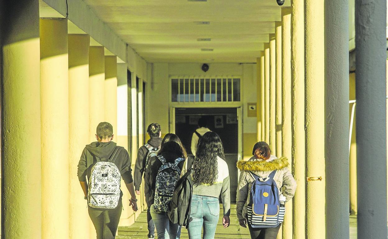 Alumnado del IES José María Pereda, en Santander, de camino a clase. 