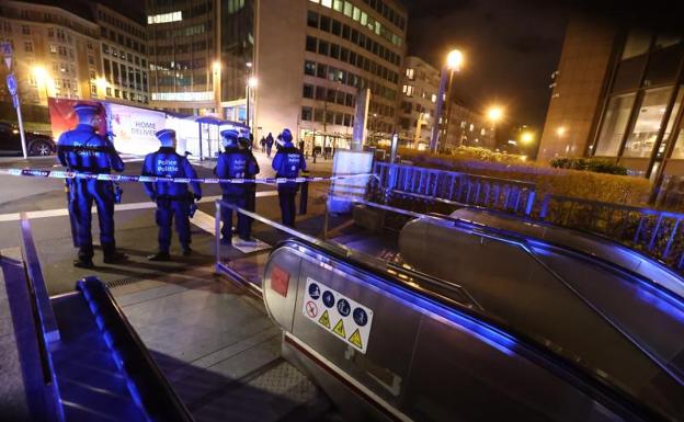 Un grupo de policías armados impide el acceso a la estación Schuman, en Bruselas. 