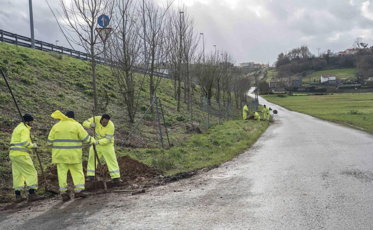 Las cuadrillas ya están trabajando en la carretera que une los dos barrios de Revilla.