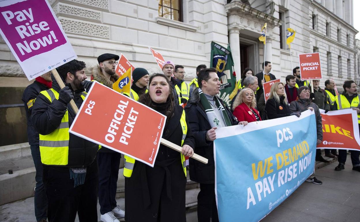 Funcionarios se suman a la huelga convocada por los sindicatos en Londres