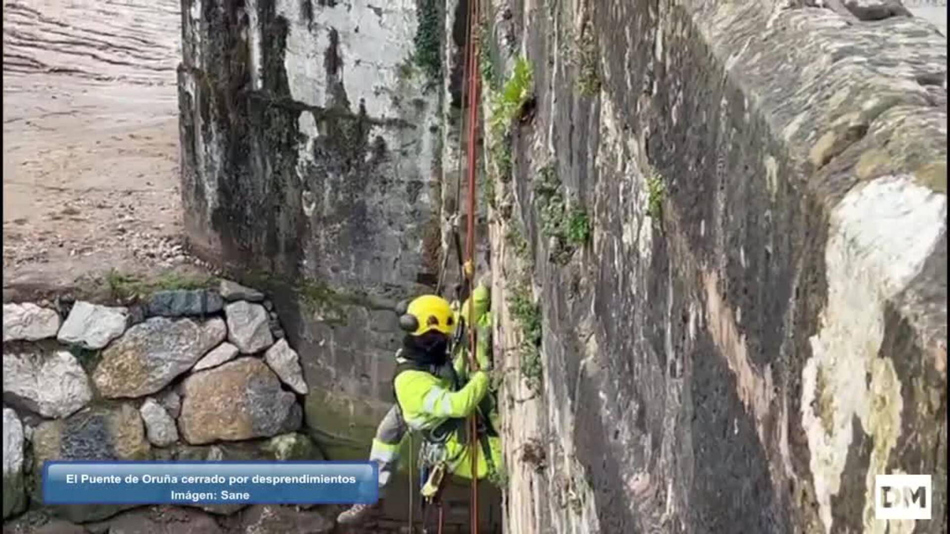 Especialistas en trabajos verticales inspeccionan el Puente de Oruña