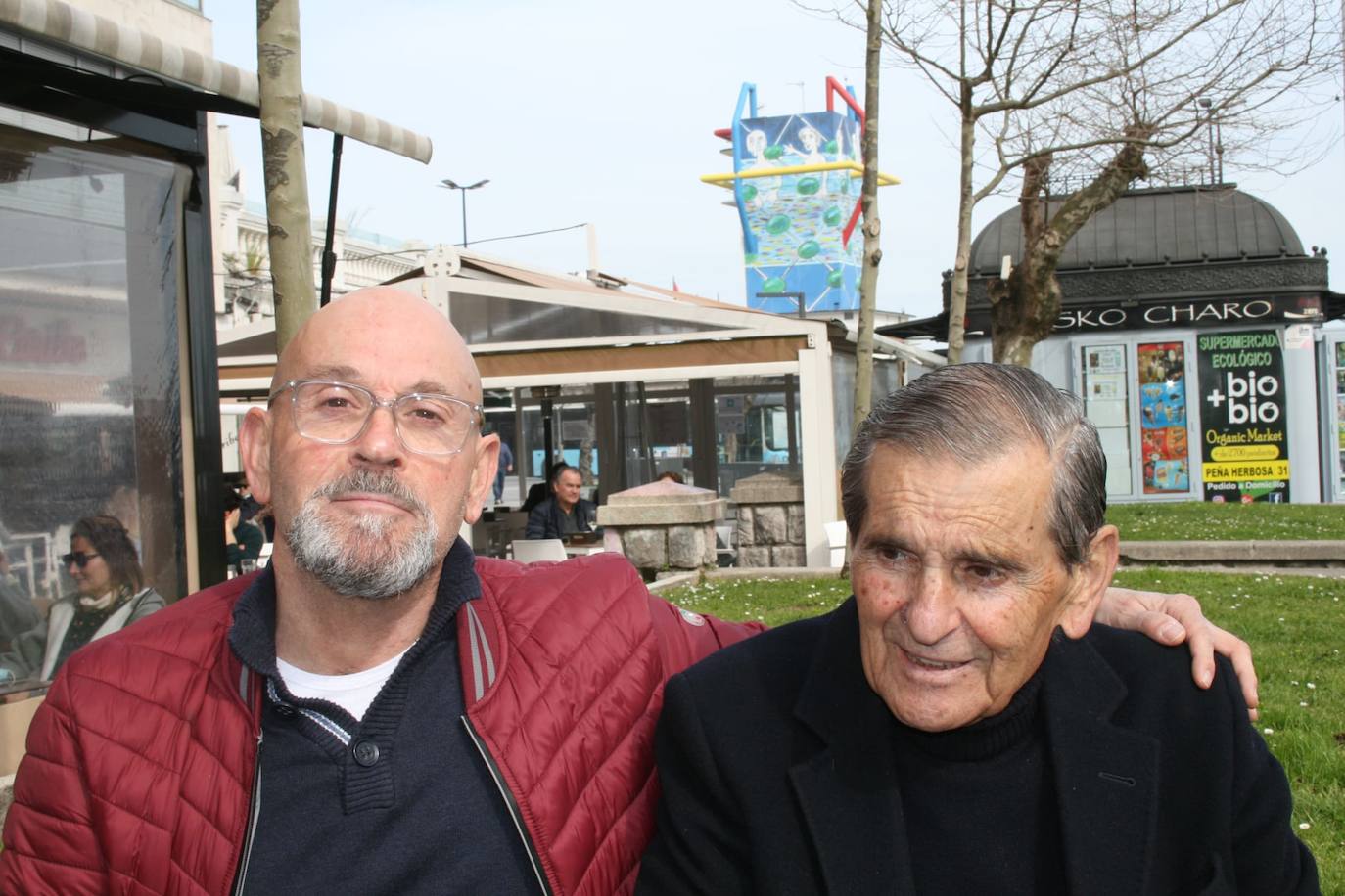 Toñín con su hijo mayor, Antonio ‘Toti’ Núñez, en La Cañía, donde tomaban juntos el aperitivo.  