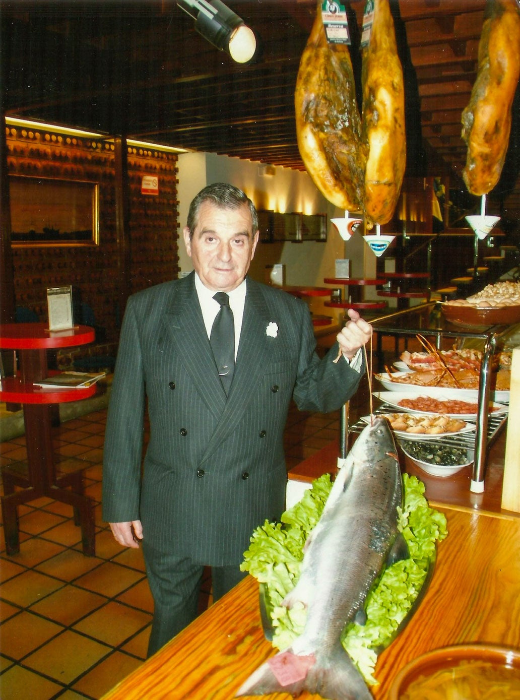 Antonio Núñez, muestra orgulloso el campanu que adquirió para el restaurante en 2008.