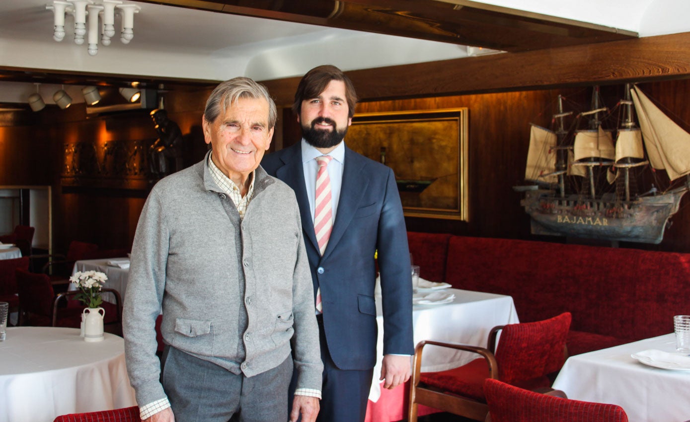 Toñín con su hijo Antonio Núñez en el restaurante.