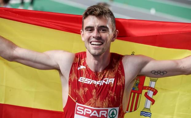 Adrián Ben festeja su oro europeo en los 800.