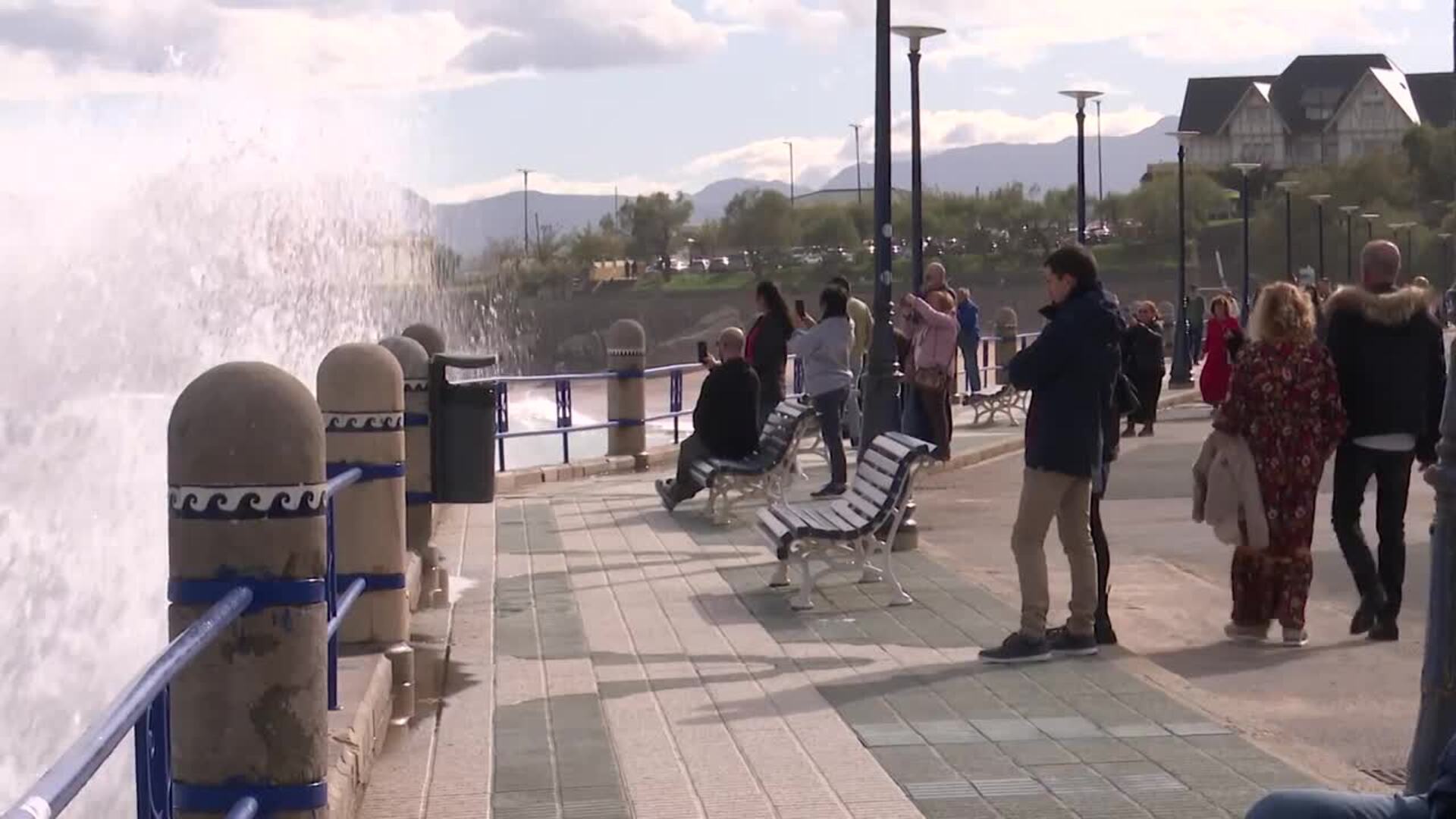 El fuerte oleaje en Santander sorprende a vecinos y visitantes: "El mar así impresiona"