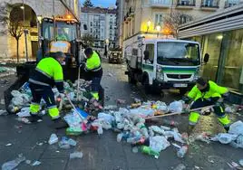 Los servicios de limpieza se afanan desde primeras horas en dejar despejadas las calles de basura.