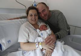 Lara Escobedo y José Andrés Núñez posan orgullosos con su hijo Sergio