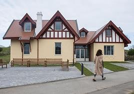 Una mujer pasea frente a la Casa de los Guardeses, en la Península de La Magdalena.