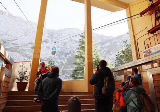 Un grupo de turistas esperan para coger el teleférico