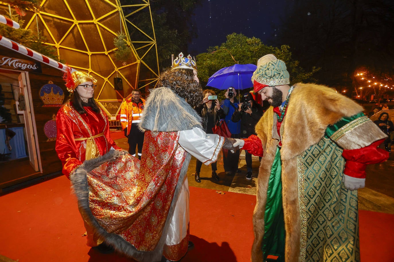 El Cartero Real saluda a Gaspar, que se hospeda en el parque Manuel Barquín hasta el día de la Cabalgata, este viernes.