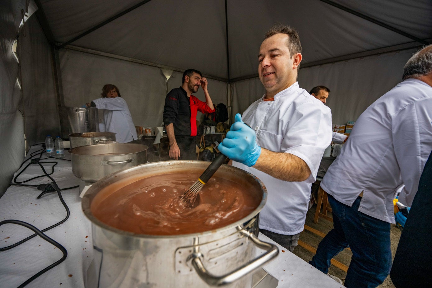 Un cocinero revuelve el apetecible chocolate. 