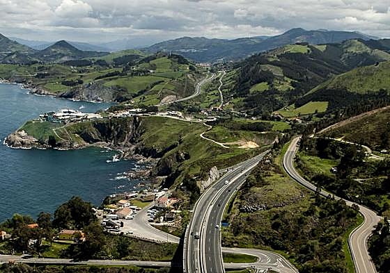 Subida a Saltacaballo, uno de los puntos más conflictivos de la A-8 entre Santander y Vizcaya.