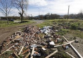 En el terreno, situado en Santiago de Cartes, se acumula todo tipo de basuras.