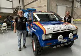 Rafa y Francisco Benavente junto al Nissan Terrano con el que compiten desde hoy en el Dakar.