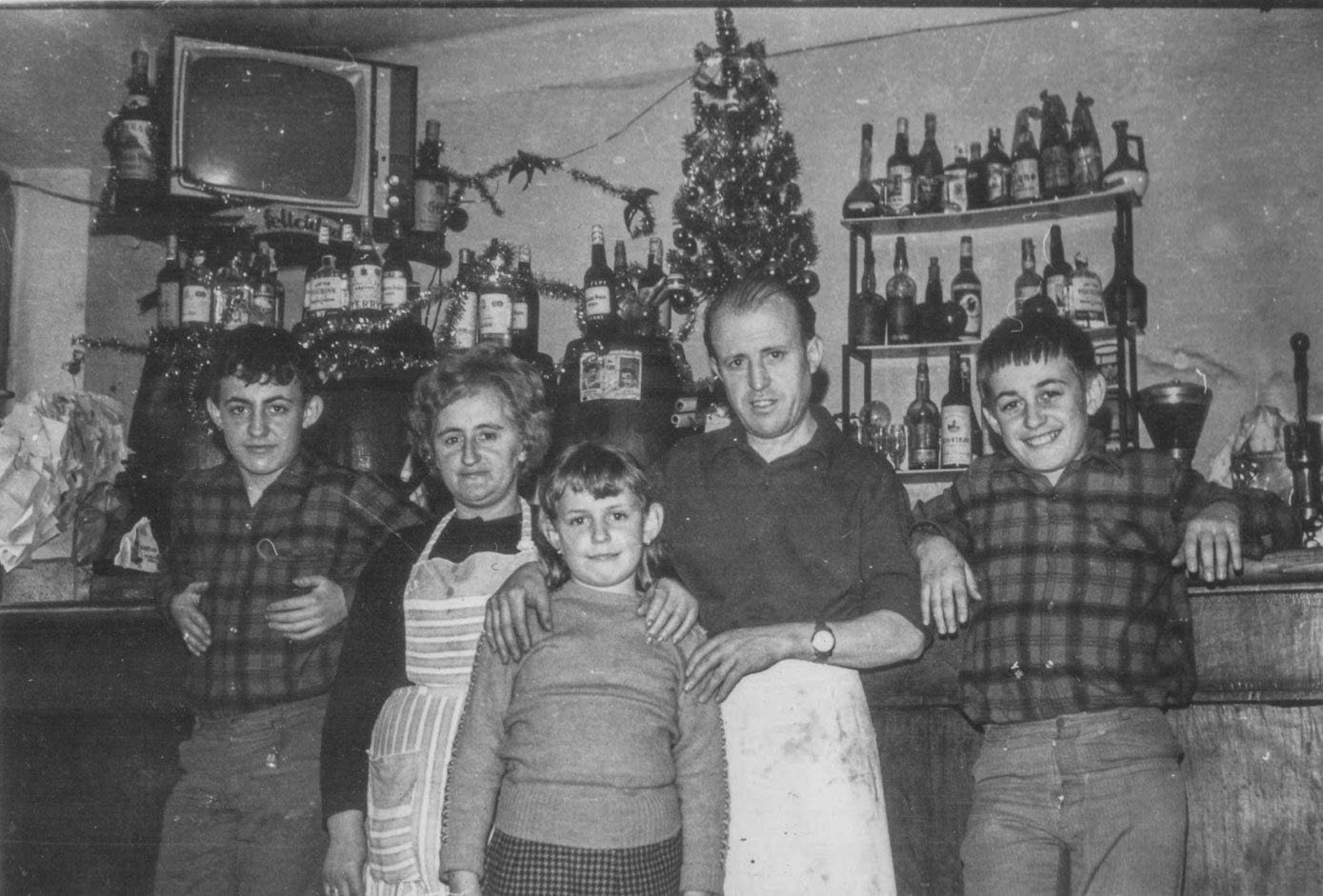 La familia Sánchez : José, Flori, Rosa, Sánchez y Toñín en el bar.