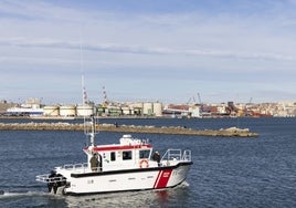 Uno de los barcos de vigilancia en la bahía.