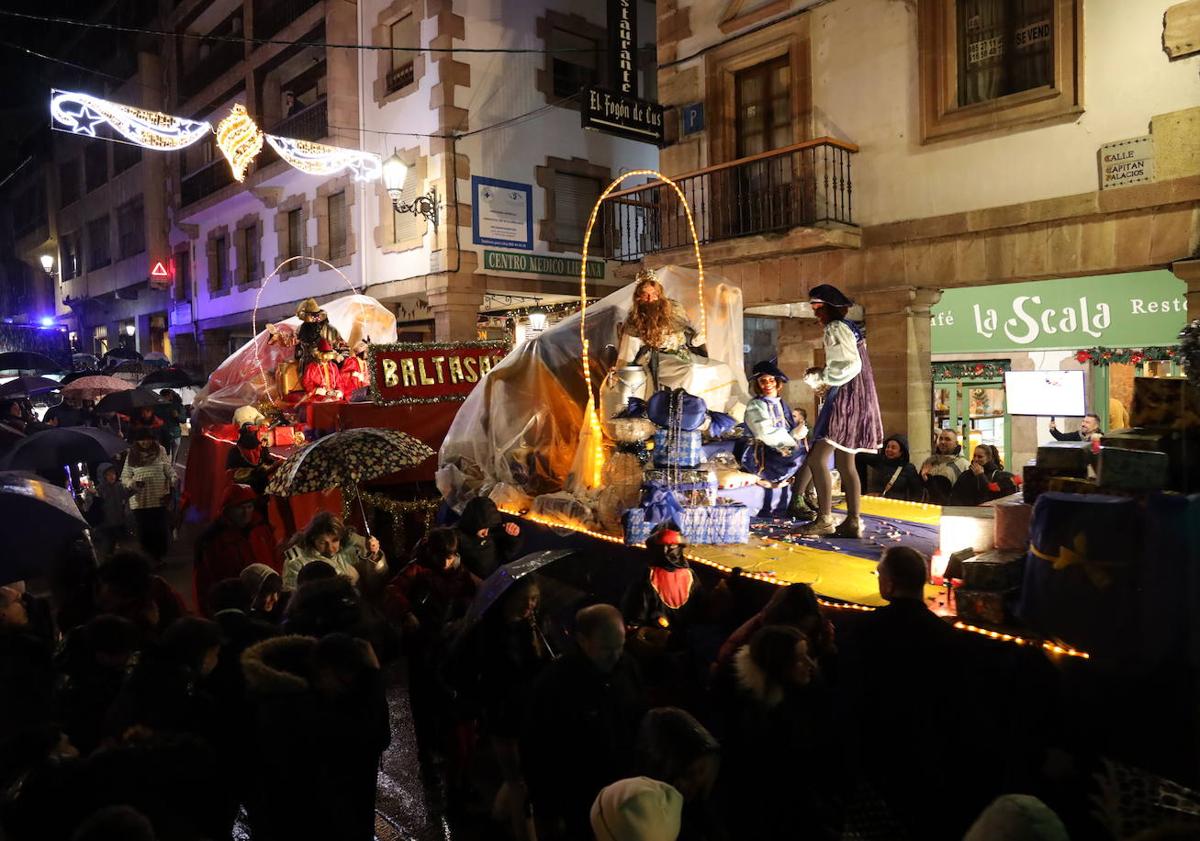 Imagen principal - El mal tiempo no es obstáculo para disfrutar de la noche de Reyes en Liébana