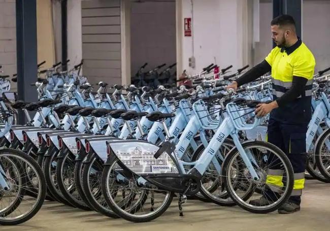 Uno de los trabajadores del servicio de bicicletas eléctricas, ayer, en la nave en la que se encuentran todas las unidades