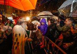 El agua no apaga las ganas de ver a los Reyes Magos en Santander