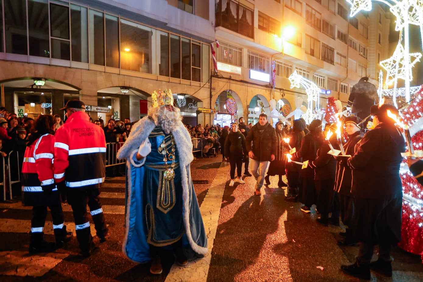 El rey Melchor saluda en la Plaza Mayor.