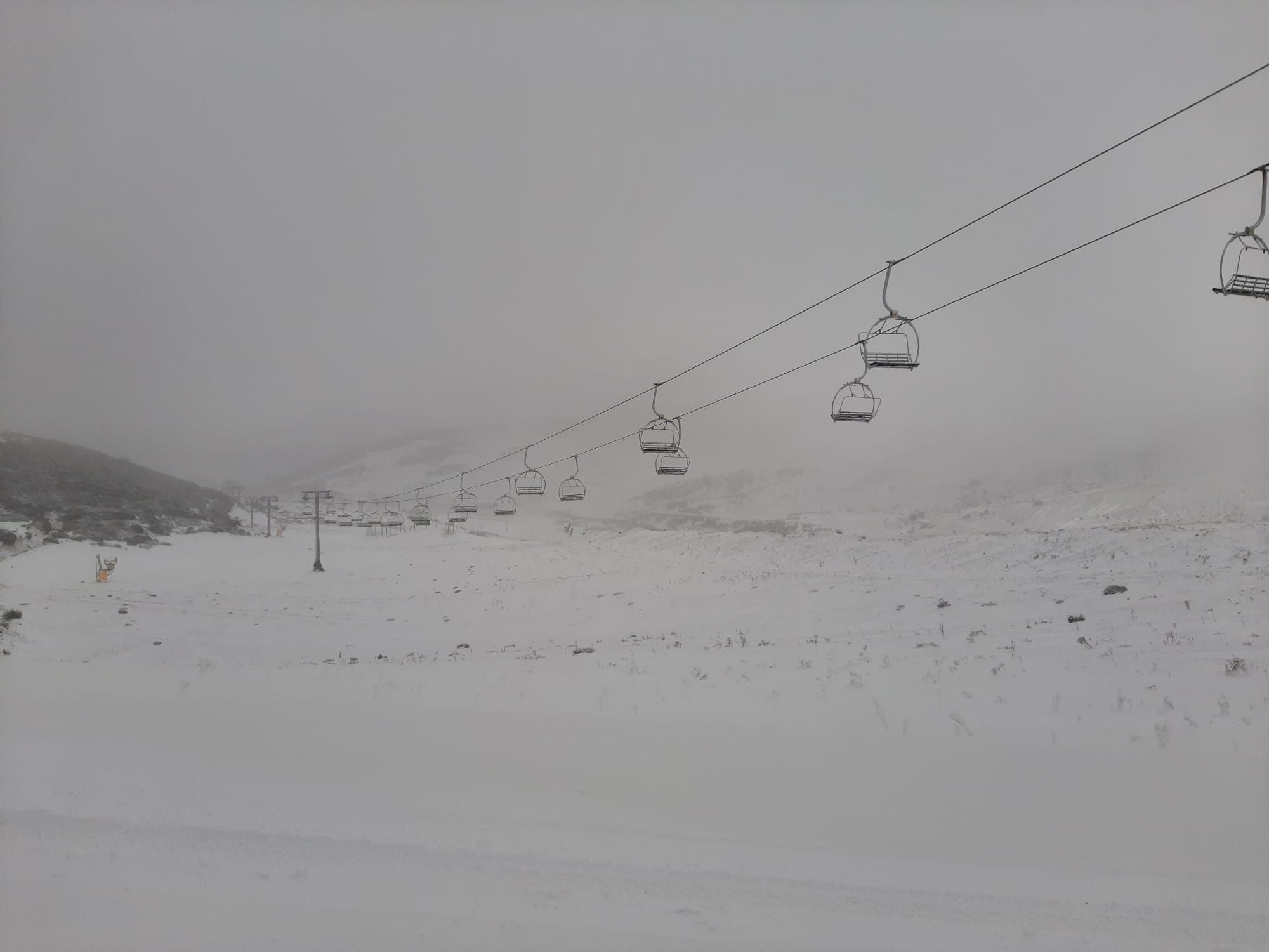 Alto Campoo ya luce de color blanco, pero la nieve no es tan abundante como para abrir al público las instalaciones.