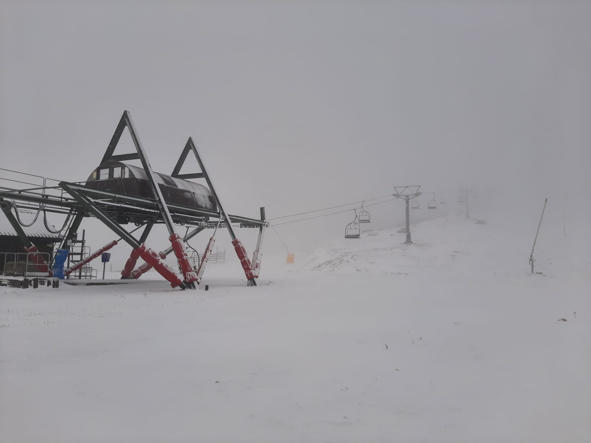 Uno de los cinco telesillas de Alto Campoo. También tiene siete telesquíes y doce remontes.