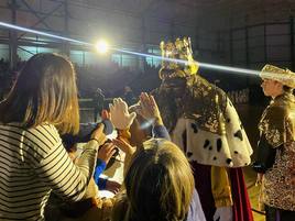 Multitudinaria acogida a los Reyes Magos en Laredo