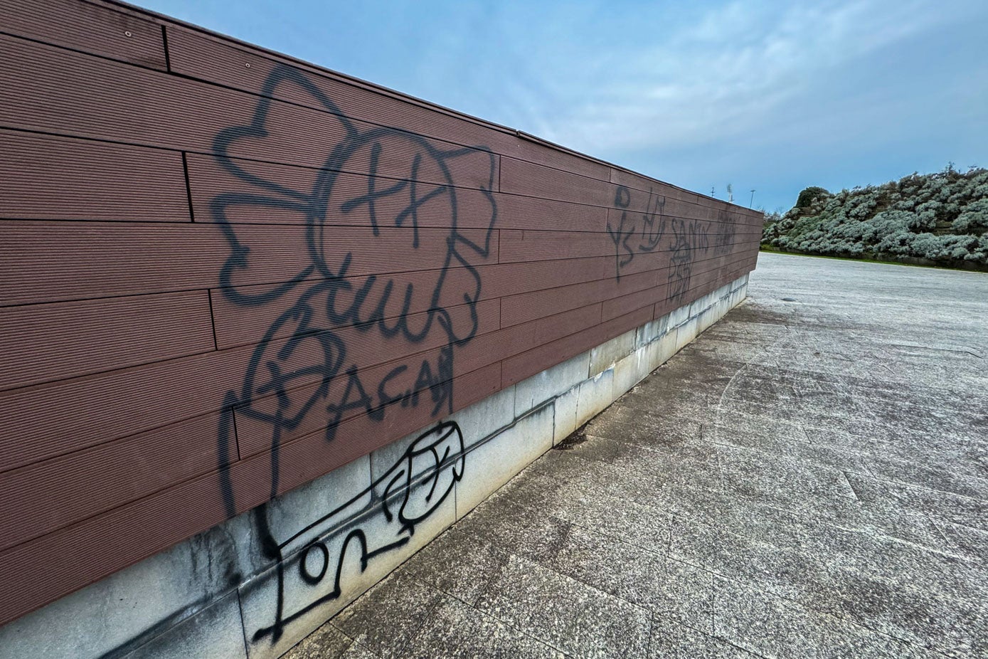 Grafitis en una de las plataformas del parque.